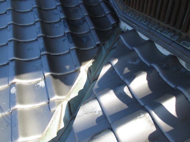 小野市の経年劣化で変色した谷板金